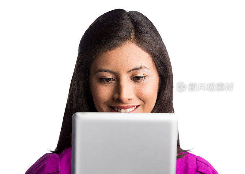 微笑着使用数字平板电脑的女商人