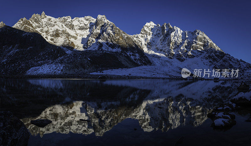 雪山尖顶反射在宁静的喜马拉雅山湖全景尼泊尔