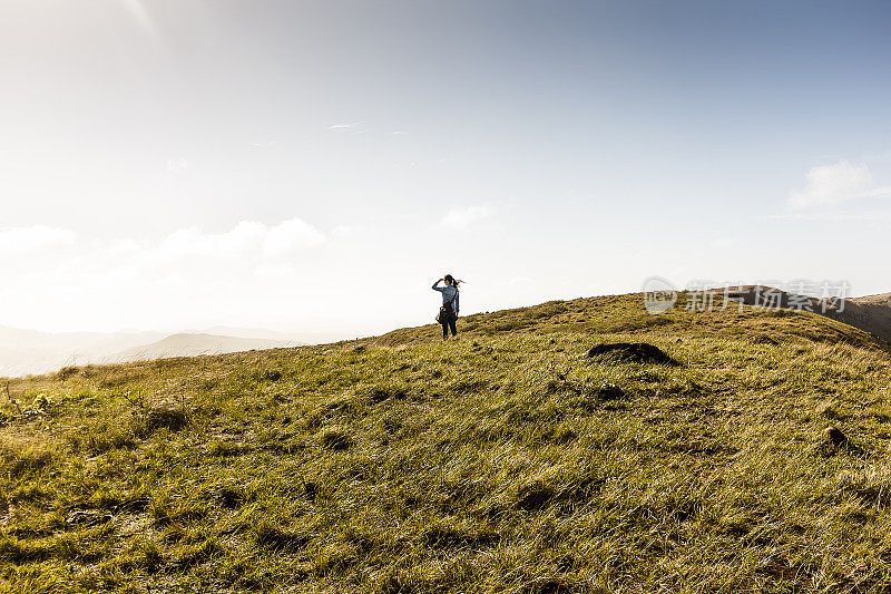 独自站在复活节岛上风山山顶的女人