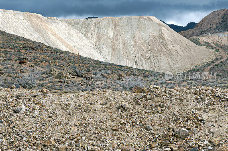 亚利桑那州铜矿矿渣桩附近的道路