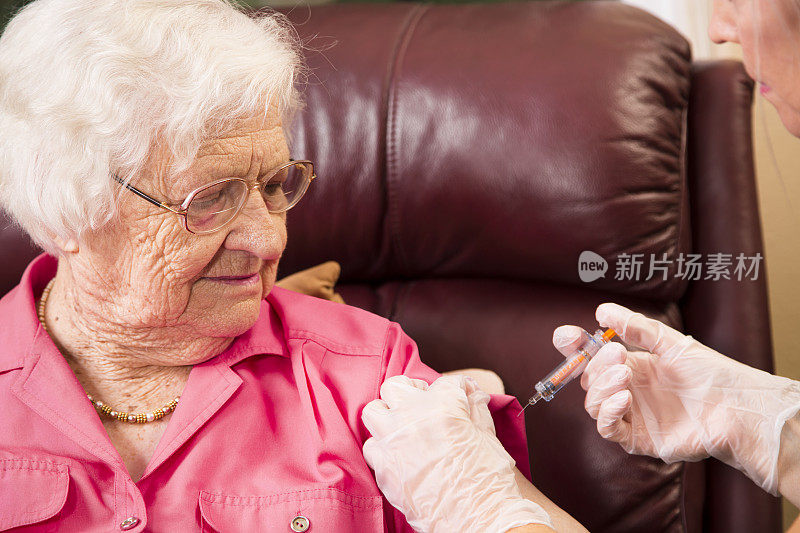 家庭保健护士给老年妇女打针。