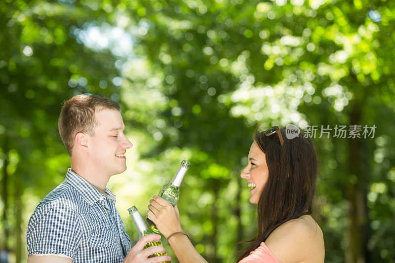 夫妇在外面喝啤酒