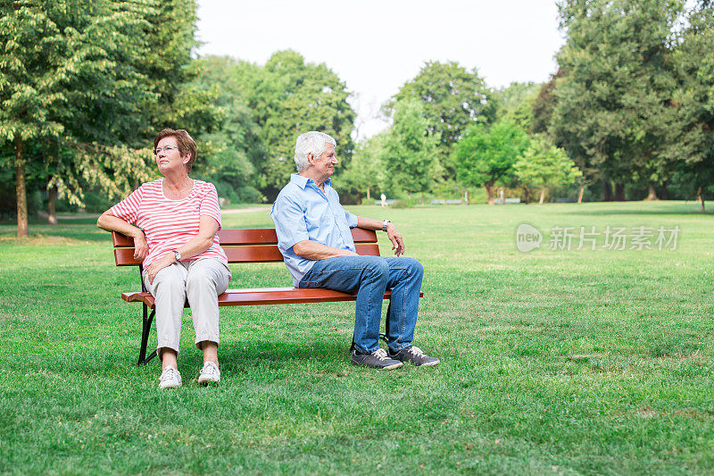 老年人在户外的公园长椅上