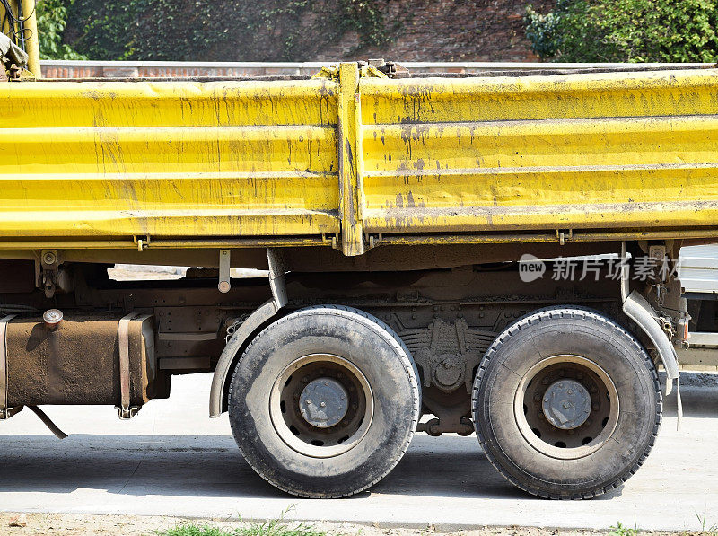 公路施工现场的卡车残骸