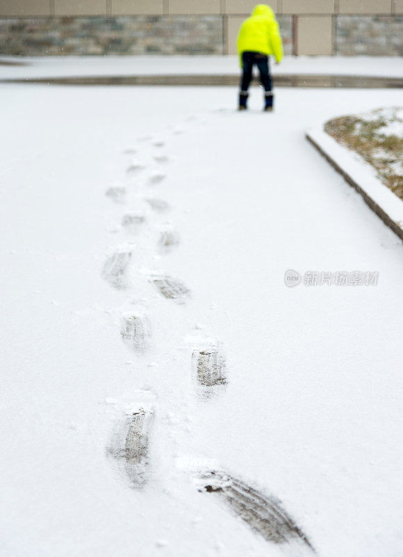 男孩在雪中行走