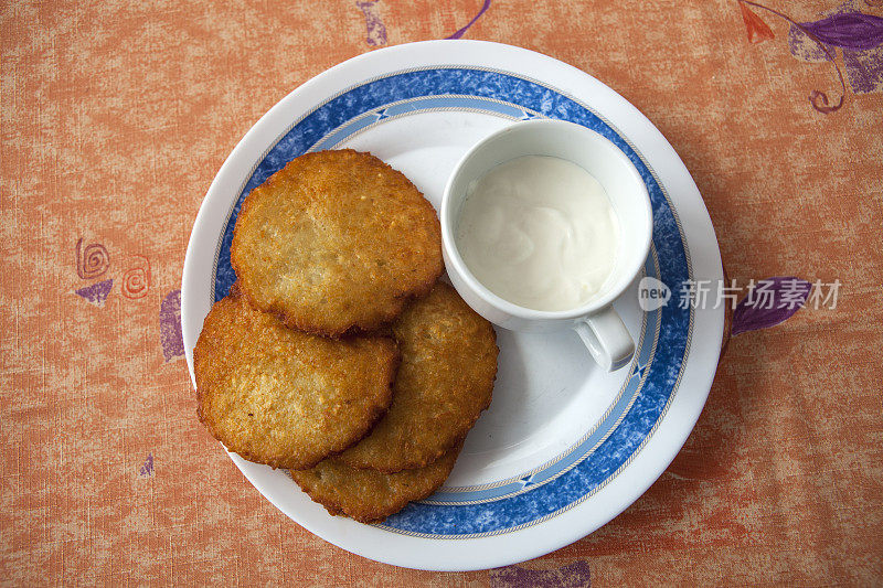 土豆煎饼配酸奶油