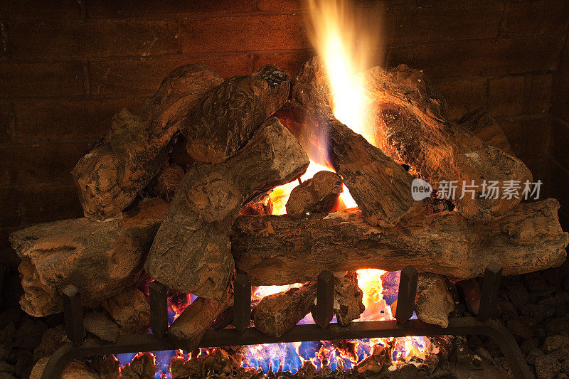 靠近灼热的壁炉里炽热的火和木头