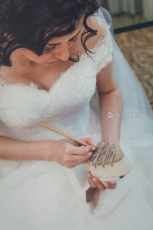 新娘在鞋下写名字