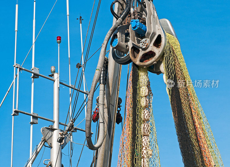 拖网渔船上用于移动重网的动力挡板