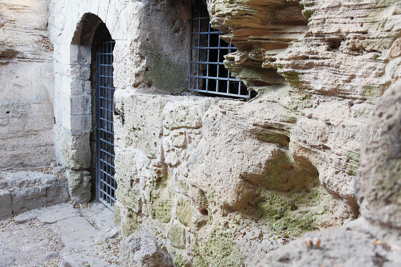 塞浦路斯帕福斯中世纪地下墓穴的锁着的入口