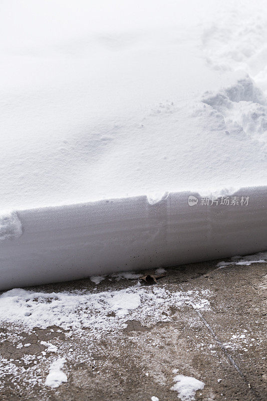 车库门外积着厚厚的雪