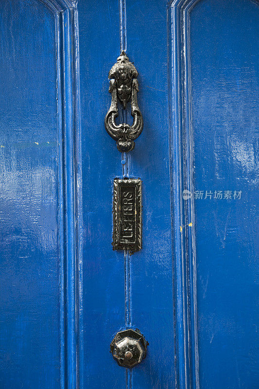 蓝色门与黑色门环信箱和门把手