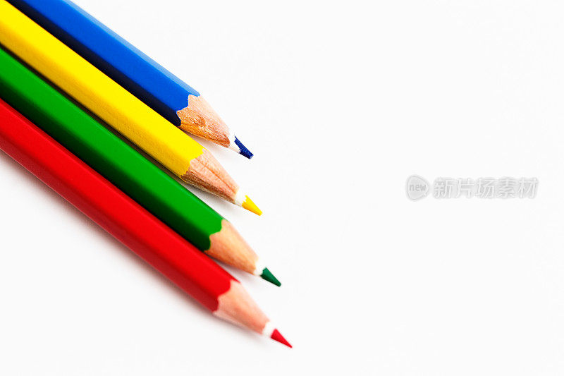 原色铅笔蜡笔在白色的对角线上