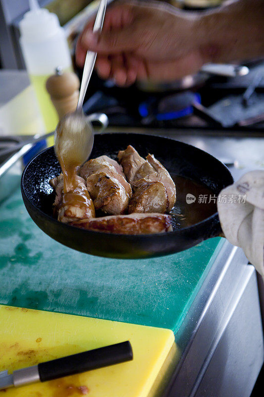 厨师在厨房里做鸭胸肉