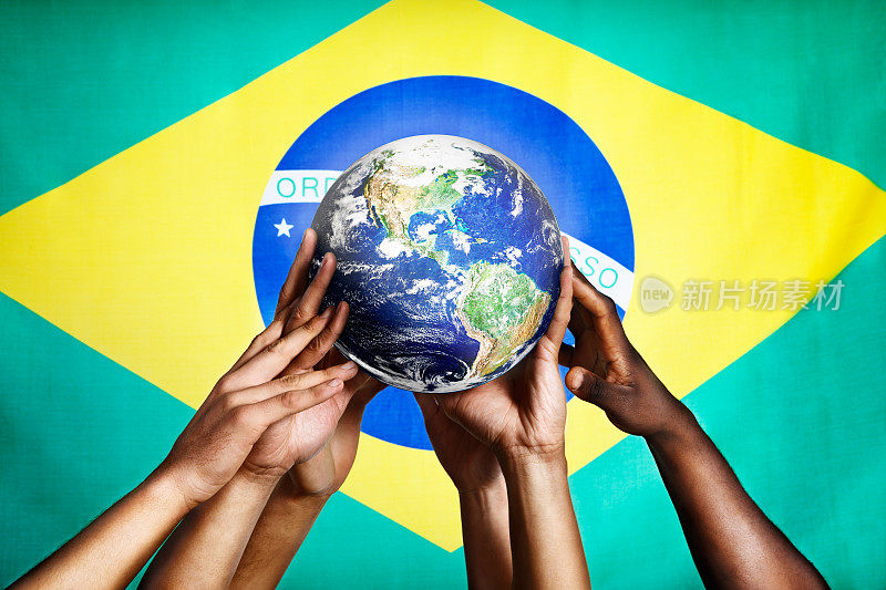 手握地球图像对巴西国旗:世界冠军时间!