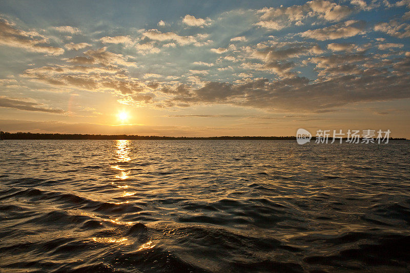 美丽的伊利湖日落