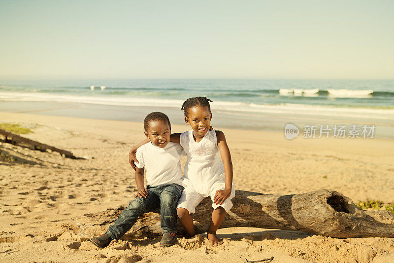 哥哥和妹妹在海滩上