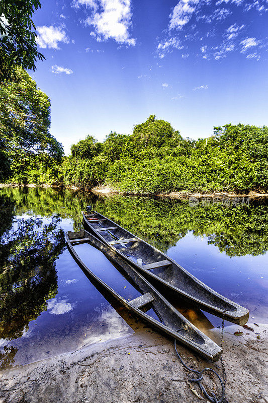 委内瑞拉亚马逊州一条河上的土著独木舟