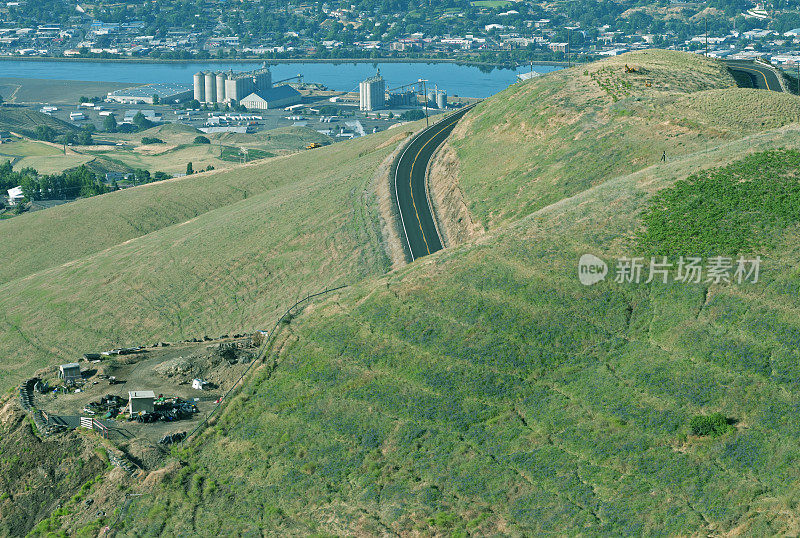 通往河流和城镇的刘易斯顿坡道上的蜿蜒道路