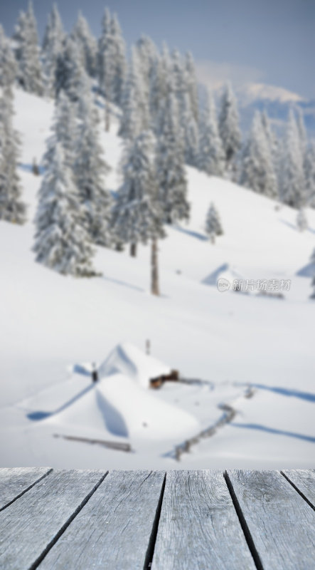 冬天的小屋被雪覆盖得瑟瑟发抖