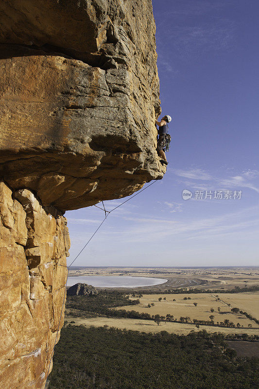 男人rockclimbing