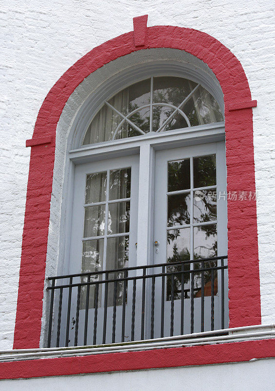 老的白色和红色阳台视图