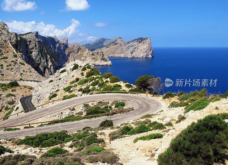 通往马略卡岛的门门角的道路和周围的风景