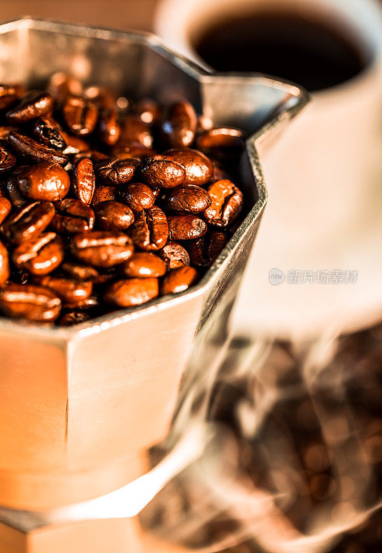 传统的咖啡滤壶里装满了新鲜烘培的咖啡豆