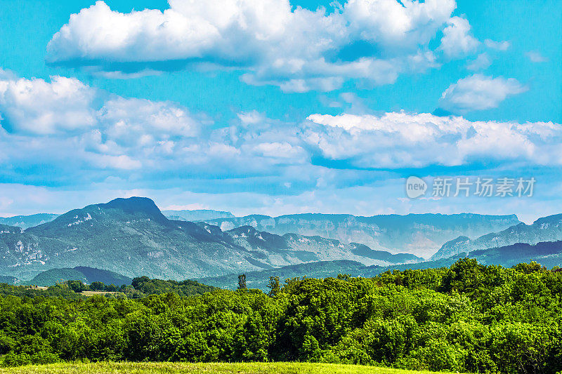 法国侏罗山脉的丘陵地貌在夏天连成一片