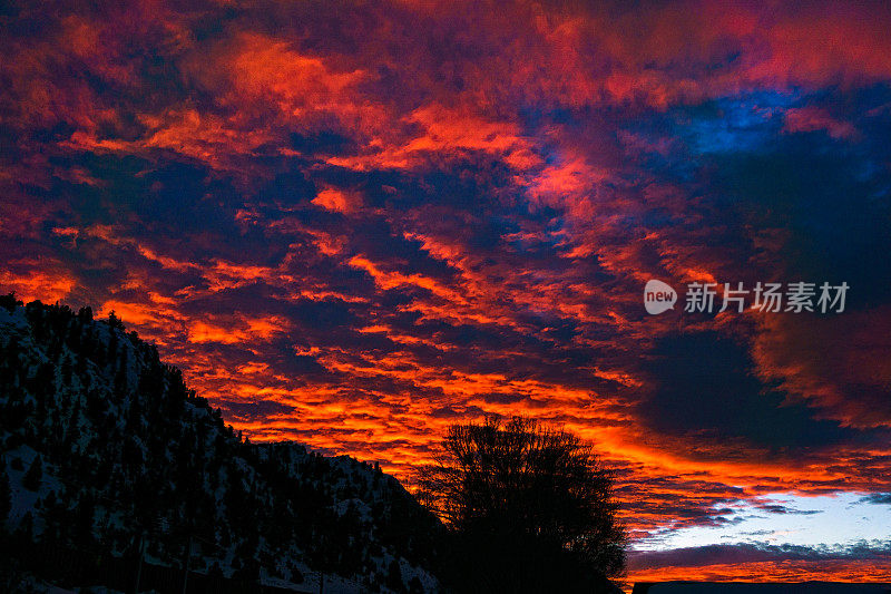 充满活力的日落光和山丘街景