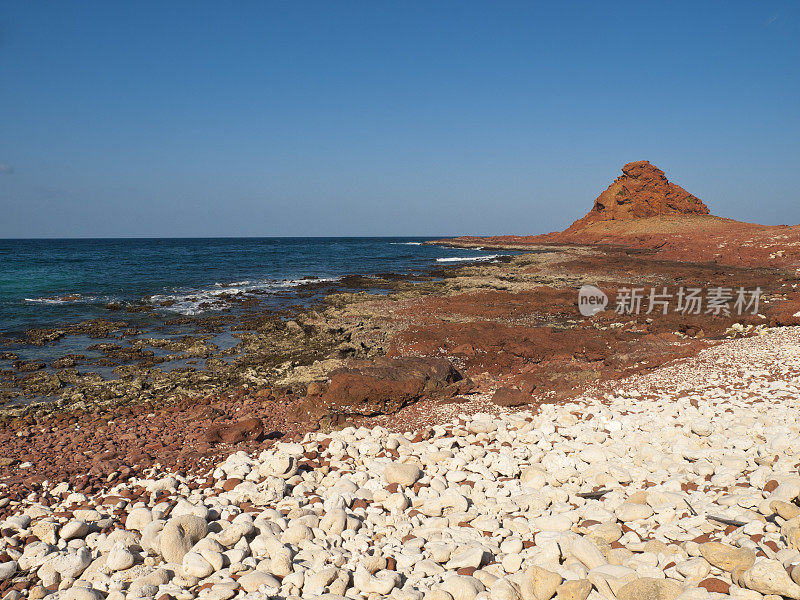 碧空映衬下的海滩风景