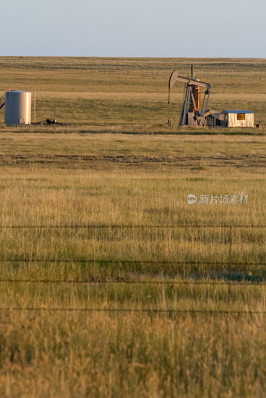 科罗拉多东部矮草草原上的油井