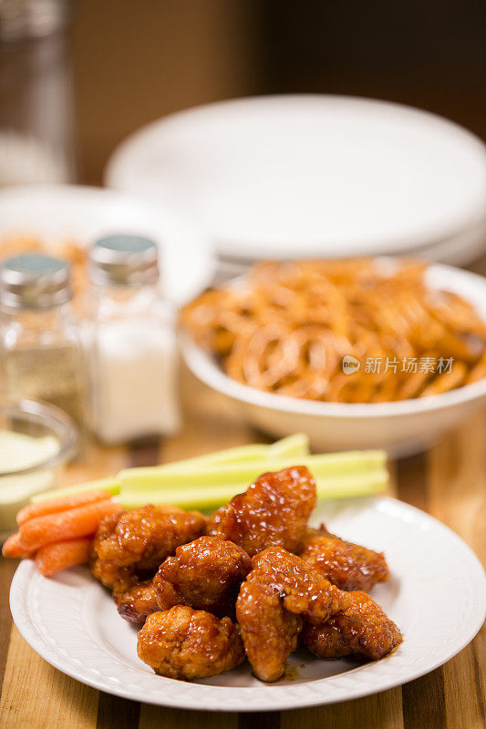 酒吧的食物。零食,开胃菜。辣鸡翅，椒盐卷饼。