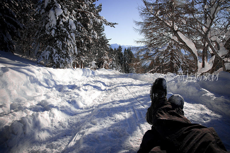 在雪地里休息