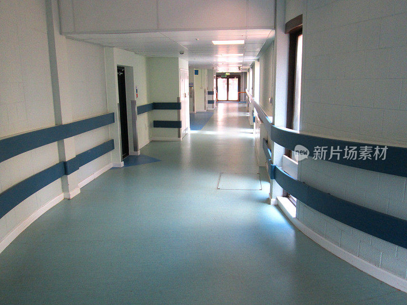 NHS医院走廊的图像，通往医疗病房