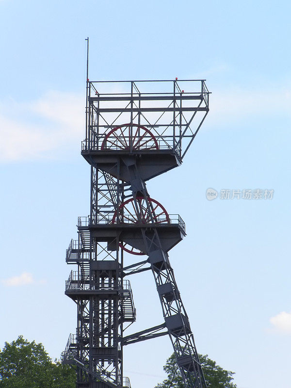 蓝天背景下的煤矿升降机塔
