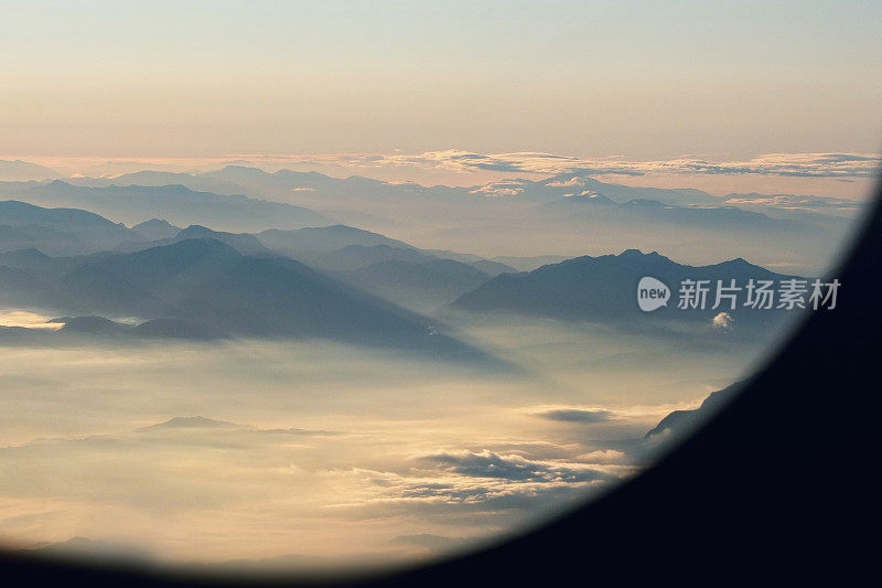 从飞机上看阿尔卑斯山