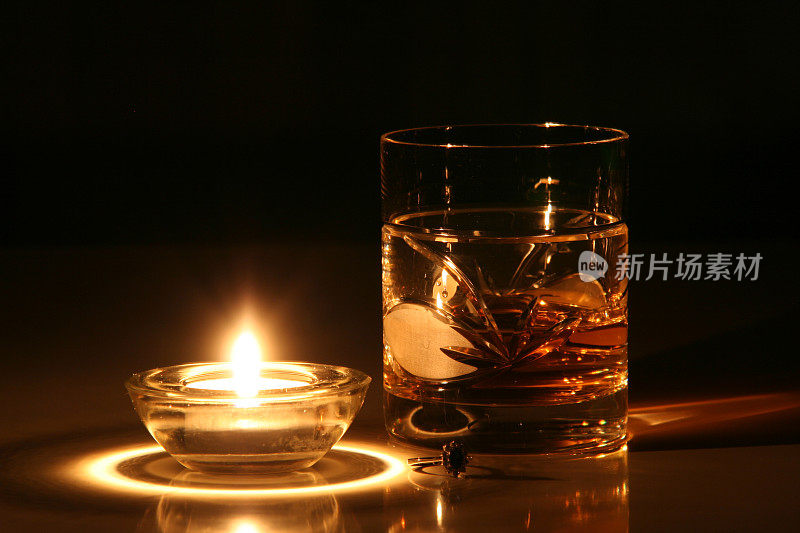 金戒指和威士忌酒杯