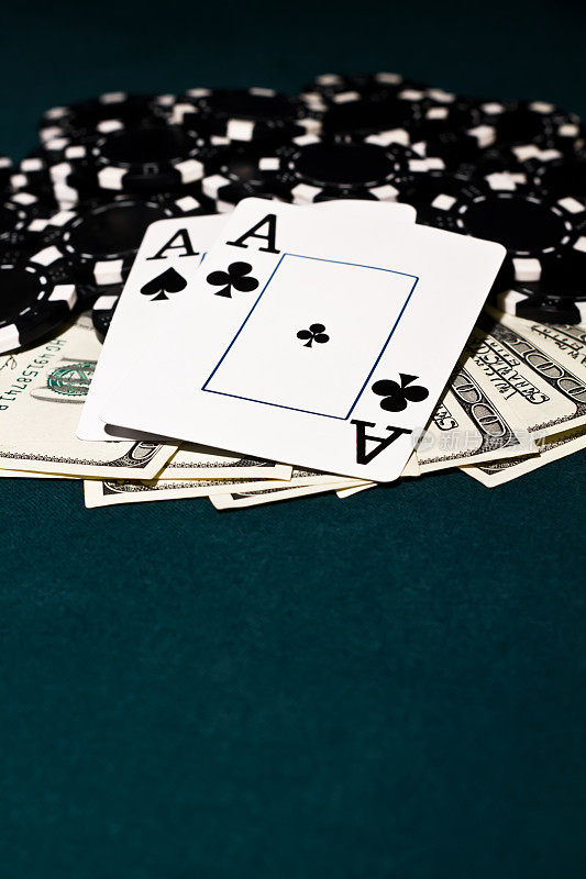 a，扑克筹码和现金