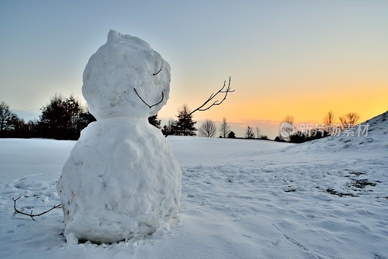 夕阳下的雪人