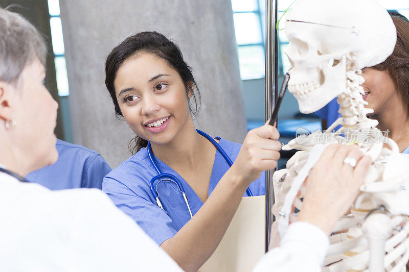 年轻的护理或医学生在解剖课上提问