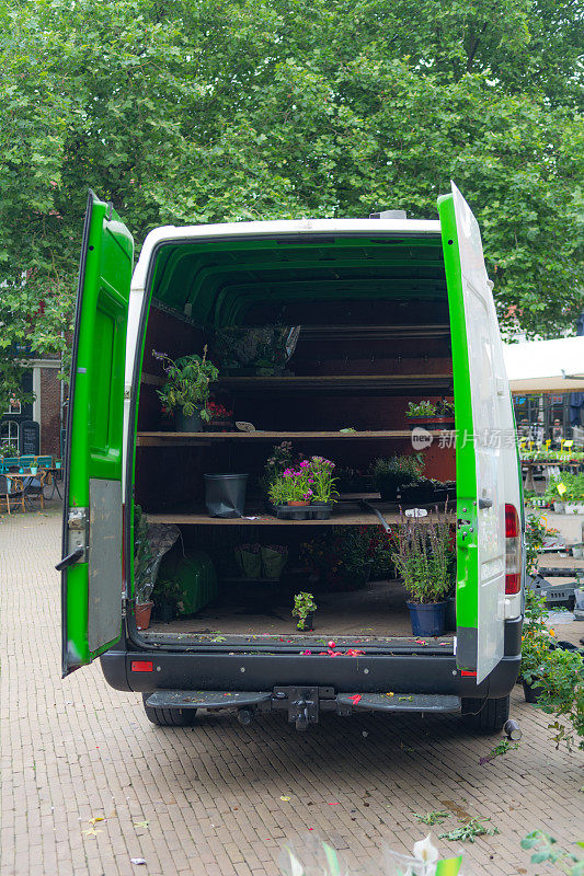 小货车，花盆和植物在花卉市场