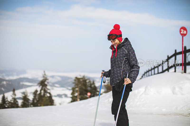 年轻活跃的女子在山上滑雪