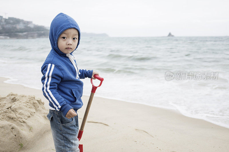 海滩上可爱的亚洲宝宝