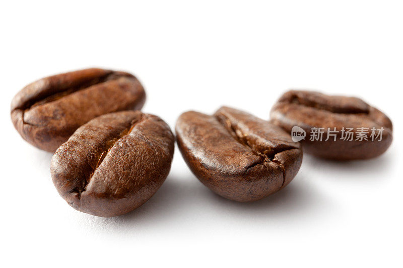 咖啡:在白色背景上分离的烘培咖啡豆