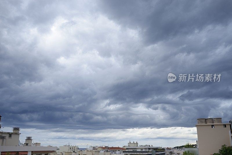 城市上空的暴雨云