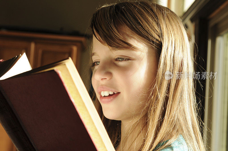 女孩阅读书