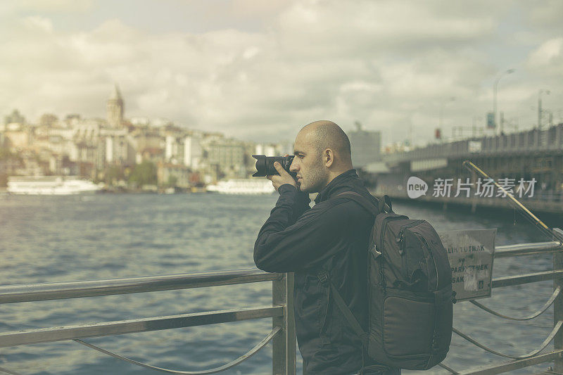 摄影师在土耳其伊斯坦布尔地铁站拍照