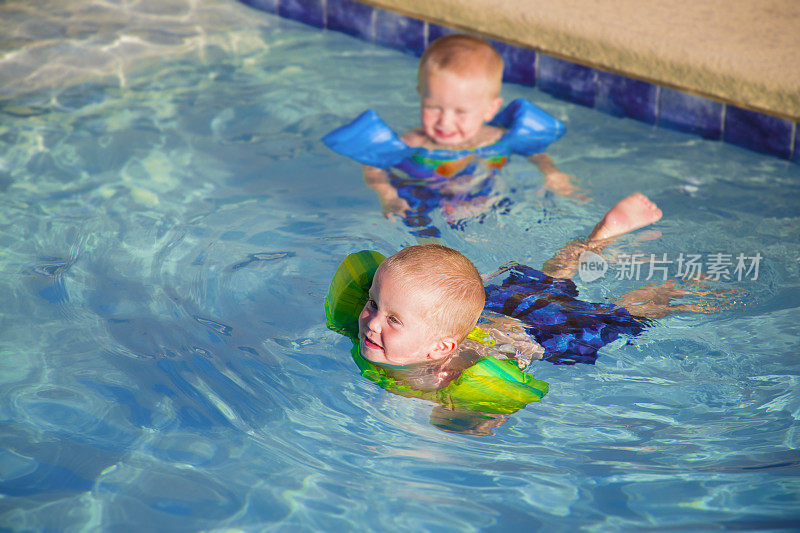 双胞胎婴儿游泳