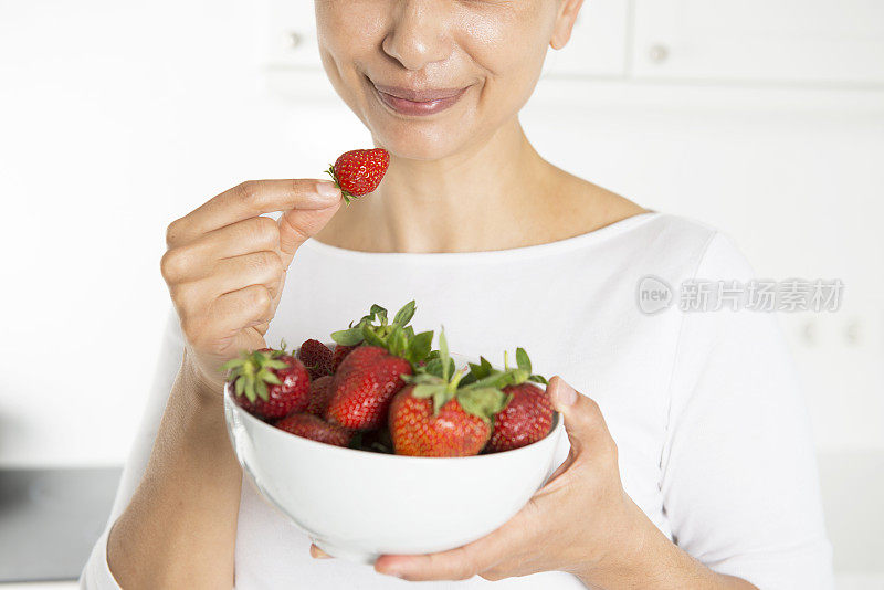 节食和吃草莓的女人